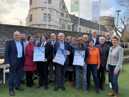 V.l.) Landrat Christoph Rüther, Frederik Schäfers (sachkundiger Bürger, Kulturausschuss), Dr. Sarah Kass (Preisträger- Tonika e.V.), Filmemacher Lukas Günther, Holger Schmiedl (Preisträger - Tonika e.V.), Bad Wünnenbergs Bürgermeister Christian Carl, Preisträger Franz Klute, Kirsten John-Stucke (Leiterin Kreismuseum Wewelsburg), Anne Happe (Preisträger - Büren ist bunt = Bib), Imran Ahmed (Bib), Irene Blumenthal-Ahmed (Bib), Susanne Schüssler (Kulturausschussvorsitzende), Bürens Ortsvorsteher Wigbert Löper, Frank Janssens (Bib), Bürens Abteilungsleiter Bürgerdienste Manuel Krenz, Sabine Kramm (stellv. Bürgermeisterin Paderborn) Ehrenamtspreisträger 2024 geehrt  Franz Klute, Tonika e.V. und „Büren ist Bunt“ ausgezeichnet